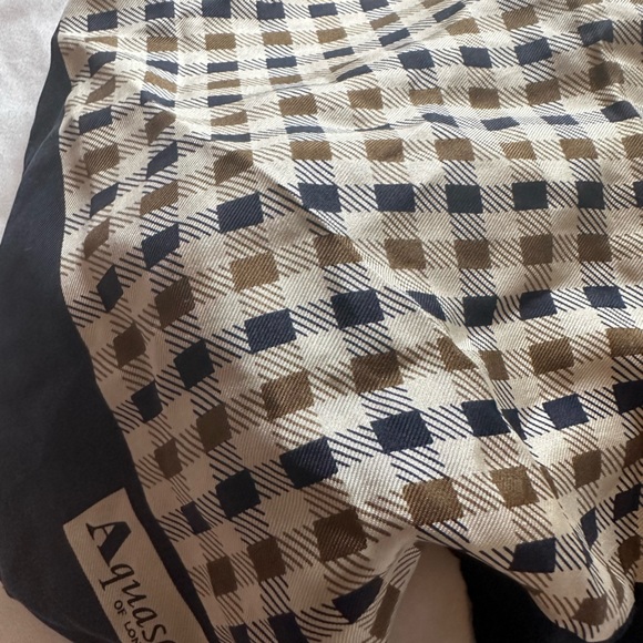 Aquascutum scarf - Picture 4 of 10
